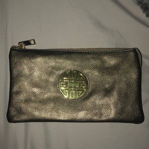 Adorable crossbody or clutch bag! Detachable strap